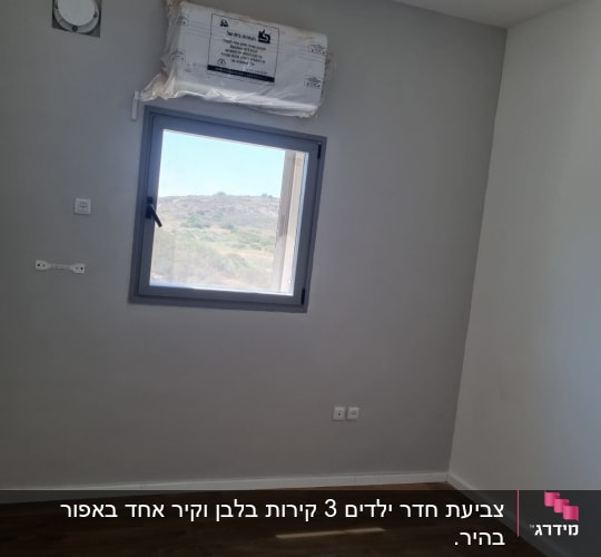 קיר צבוע בצבע אפור בהיר עם חלון קטן